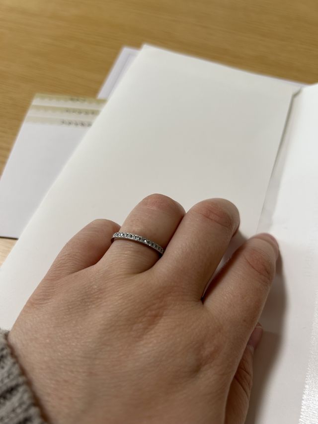 指が太くて短いので細身のデザインを選びました。
