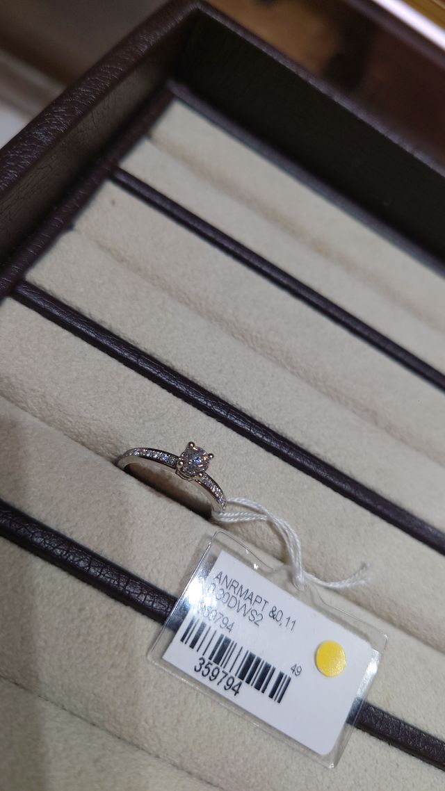 写真は0.3カラットです