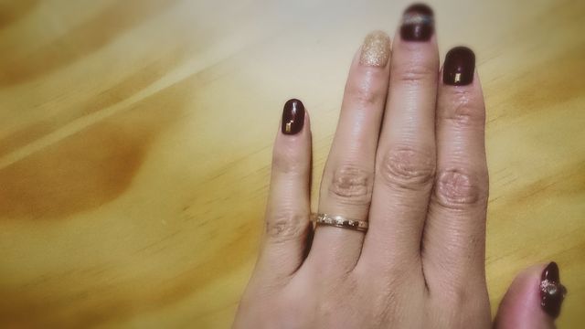 ゴールドでよくみると斜めのラインが入ったデザインです