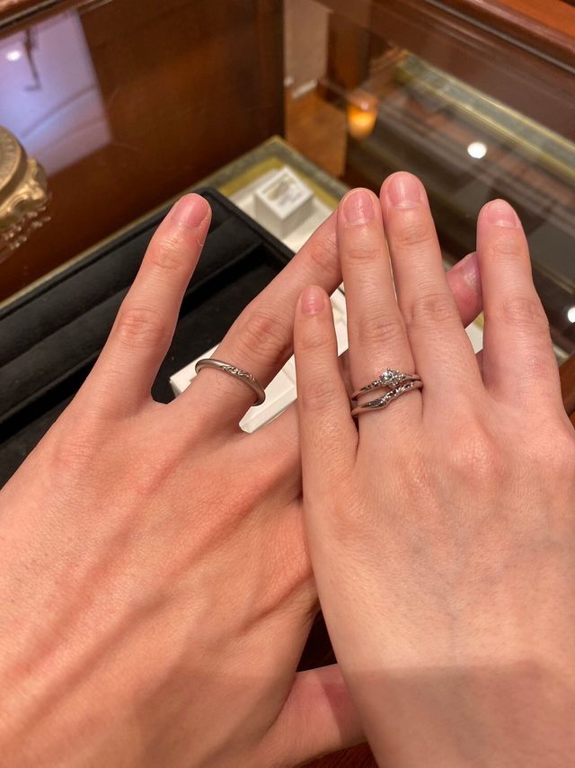 コロッラのセットリング。婚約指輪は半年前に購入したもの。
