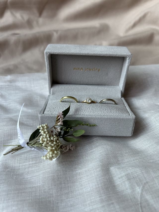 両サイドが結婚指輪です