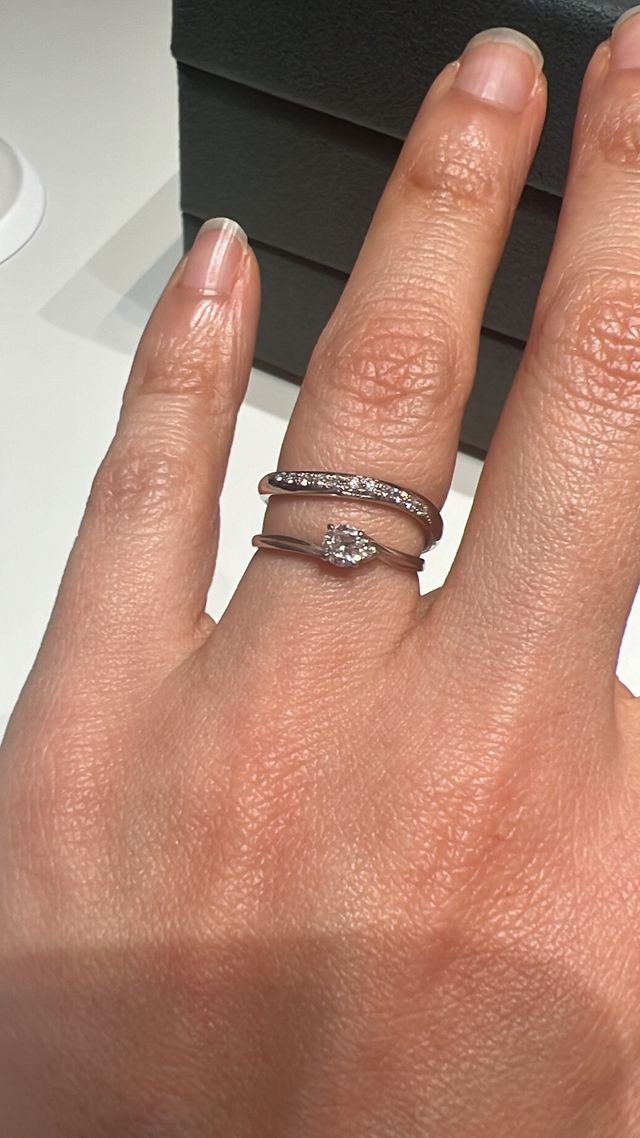 上の指輪がラザールさんのものです！