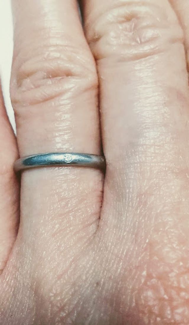 指輪表面の真ん中に小さいダイヤを入れてあります(オプション）