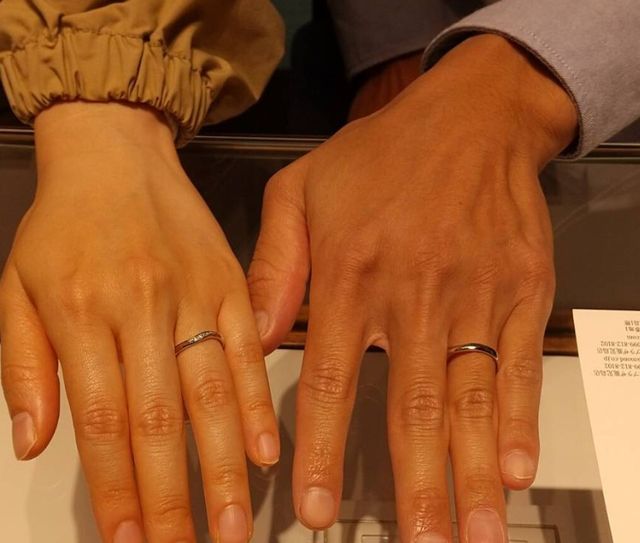 指輪試着時の写真、店舗で撮影