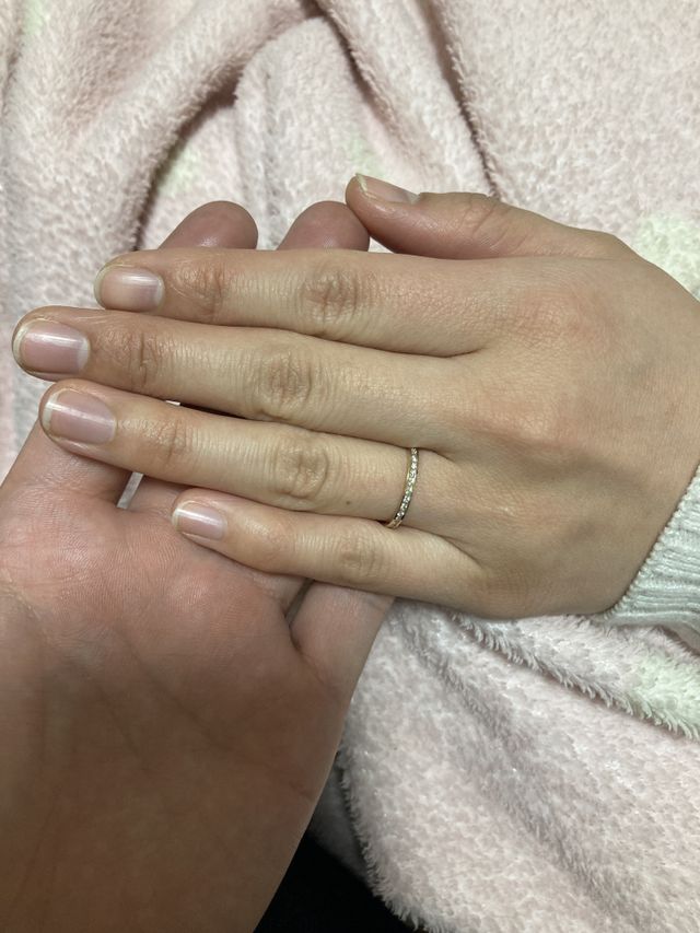 プロポーズ後に指輪をはめました