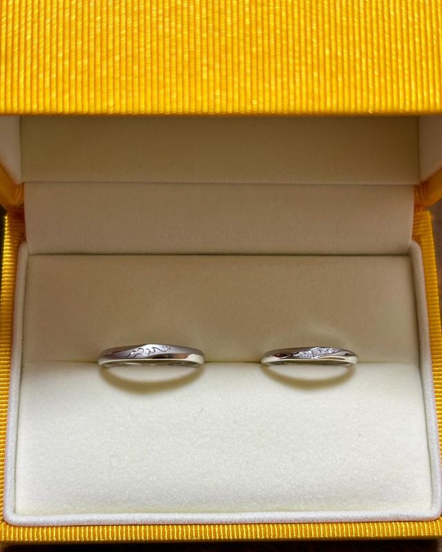 男性用の指輪に2人のイニシャルが入ってます。
