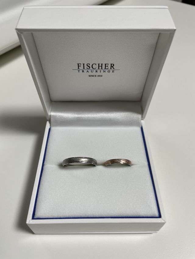 妻はピンクゴールドでダイヤモンドが入っている