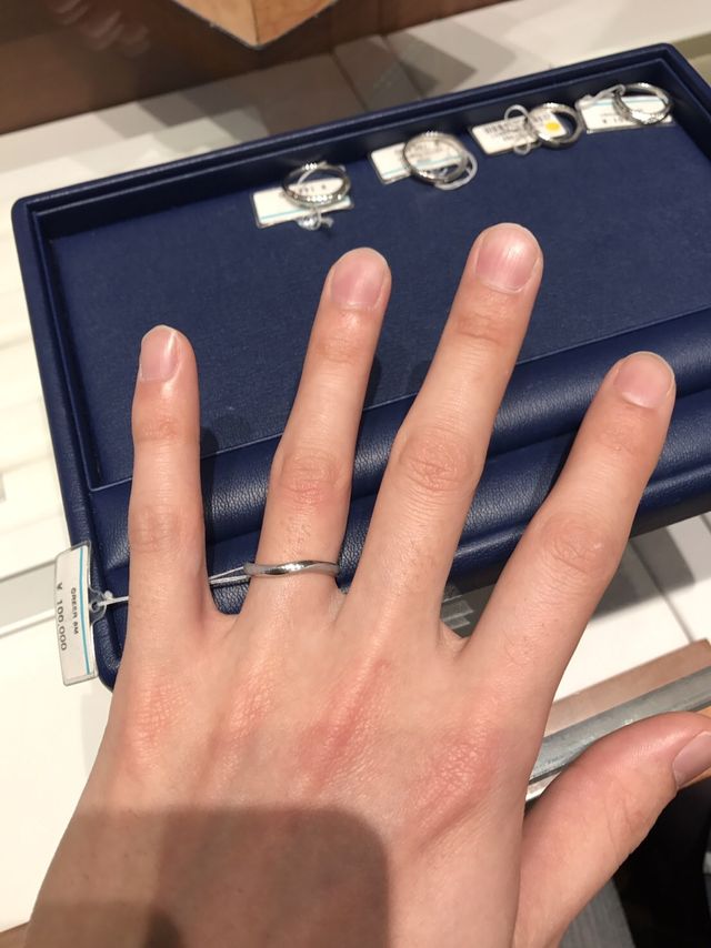 指輪に動きがあり、くすみの面があるのがポイントです。