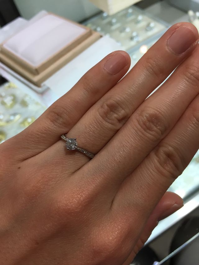 楽しみにしていた婚約指輪！ついに着けることができました♡