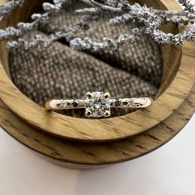 ピンクゴールド、ダイヤ0.1ct、ブラックダイヤとダイヤ装飾