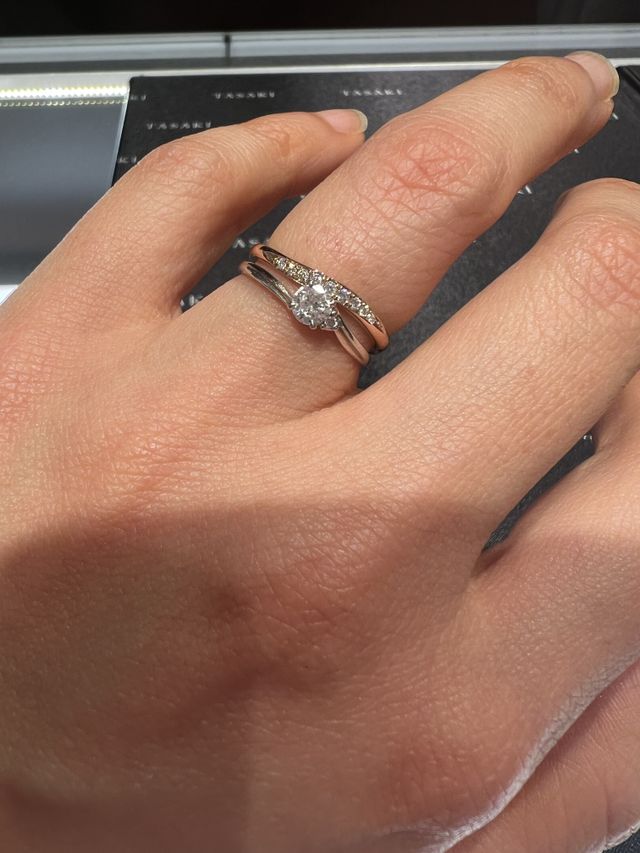 上の指輪がTASAKIの指輪です。