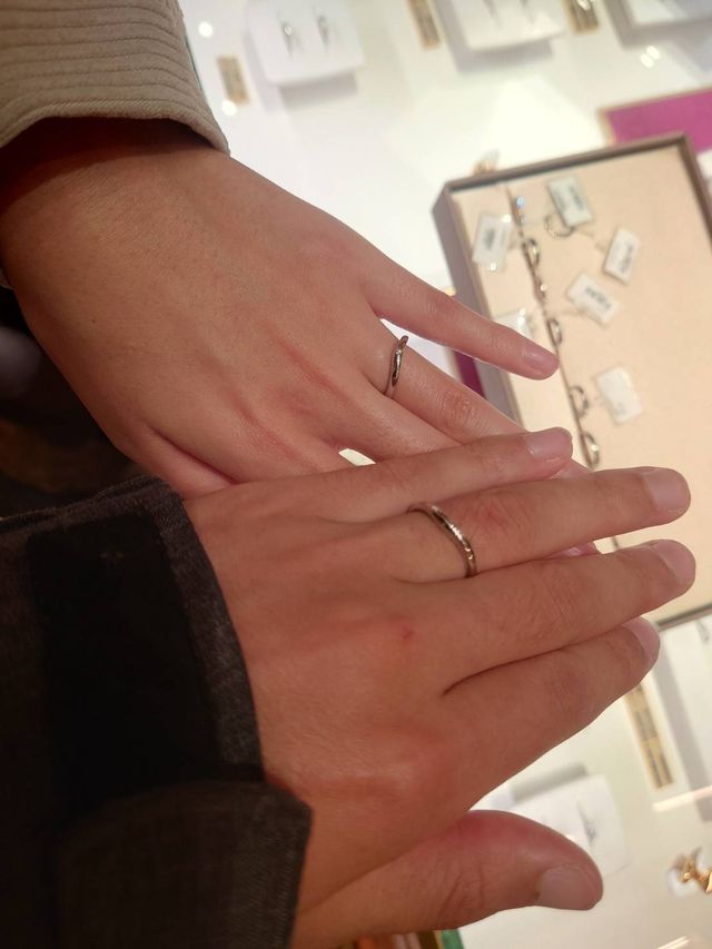 ダイヤが一つついたデザインです。