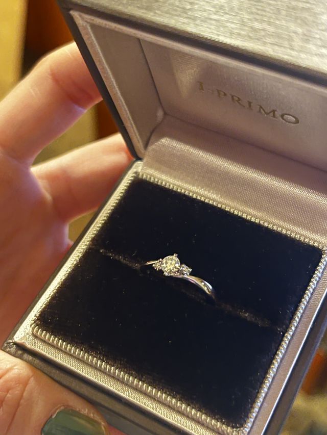 箱を開けた時に、部屋の明かりで綺麗にダイヤが輝きます。