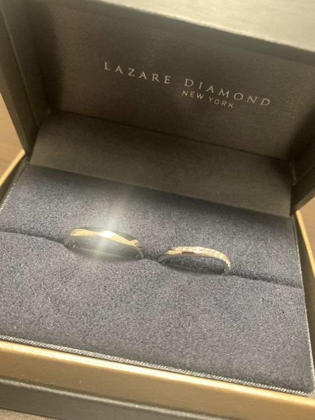 とても輝いている指輪。ボックス付き。