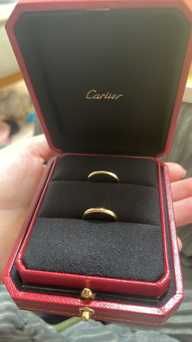 ゴールドのシンプルな指輪です。