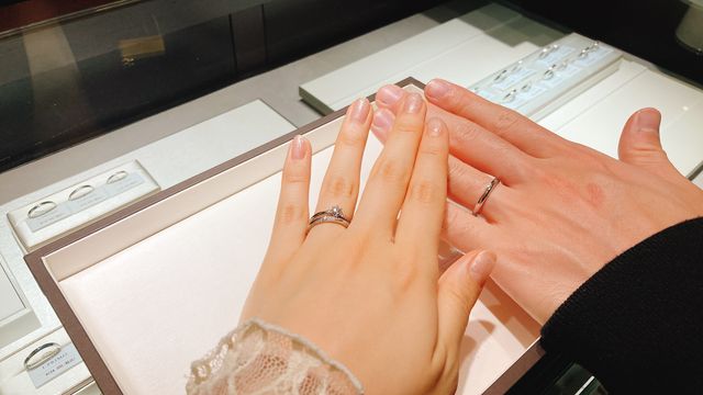 ２人でペアになる結婚指輪を試着しました。ストレートデザイン。