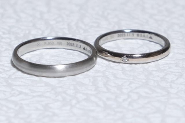 刻印は入籍日、イニシャル、それぞれ好きな絵柄を入れました