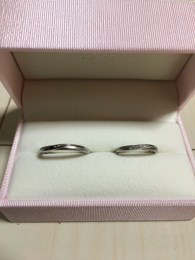 プラチナでツヤ消しとひねりがあり女性用にはダイヤモンド入り。