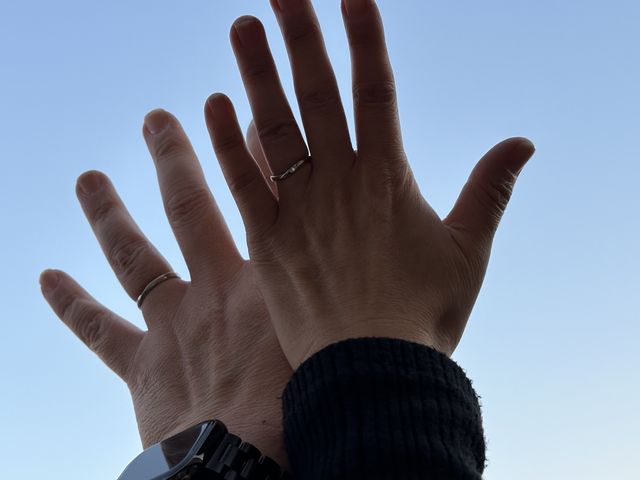 スッキリと晴れた冬空に2人の想いと指輪をかざし永遠を誓う