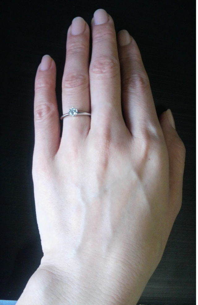 指は太めで大きいのですが、立体的な指輪がとてもフィット