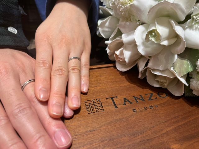 指輪を付けている写真