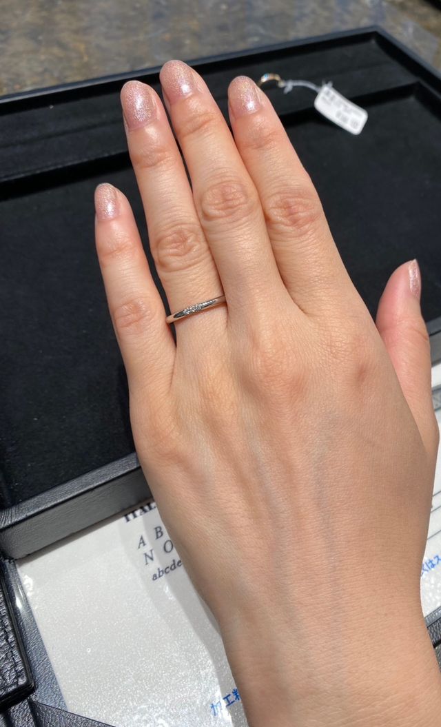 3石のダイヤが並んだシンプルな指輪です。