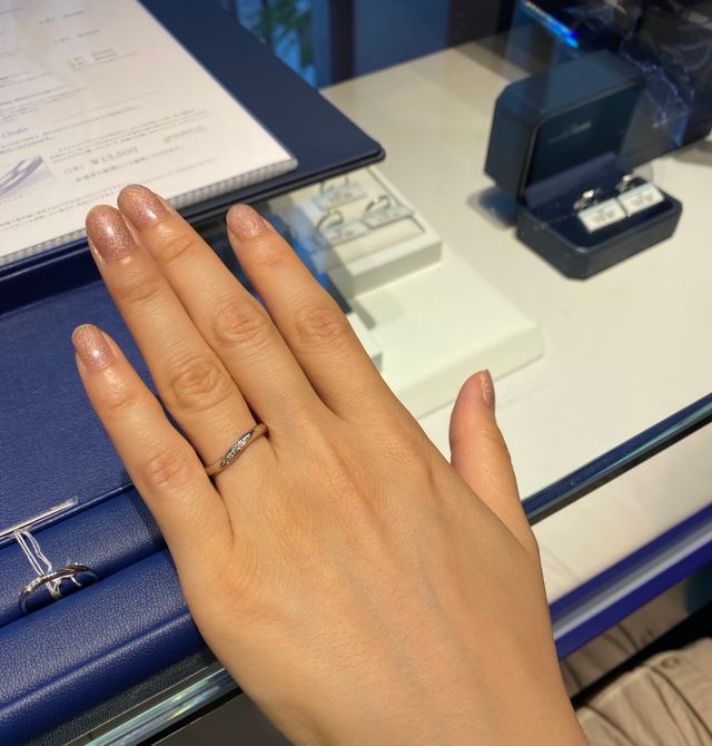 緩やかにカーブがかったリングです。