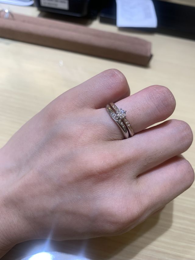 結婚指輪と婚約指輪をセットで付けた時の写真です。