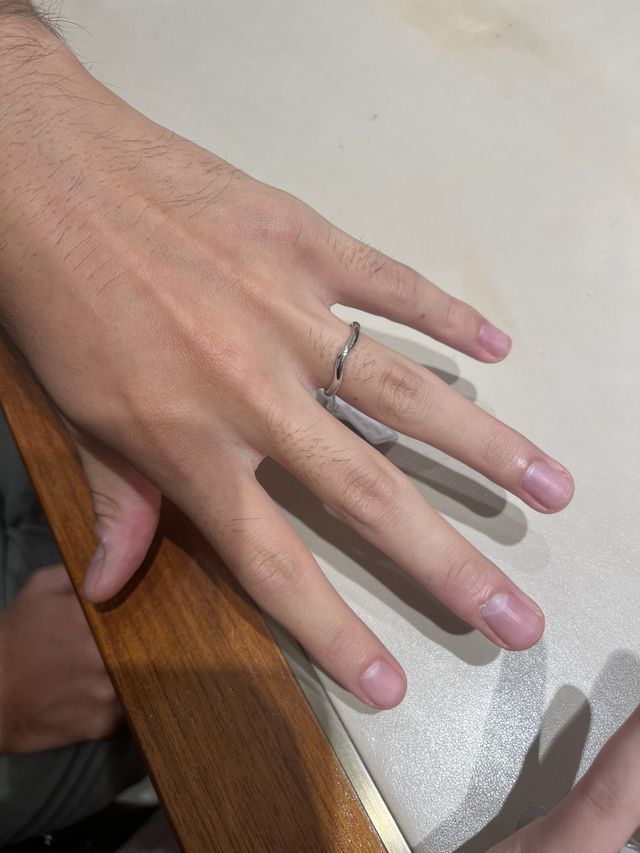 男性と女性それぞれがつけやすい共通のデザイン