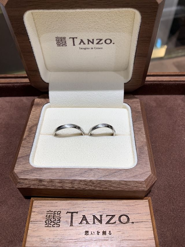 プラチナ素材にエッジと和紙加工を施した、鍛造製法の指輪です。