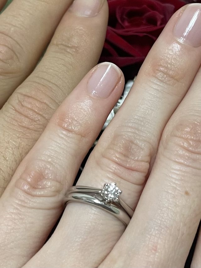 婚約指輪、結婚指輪を重ねづけ