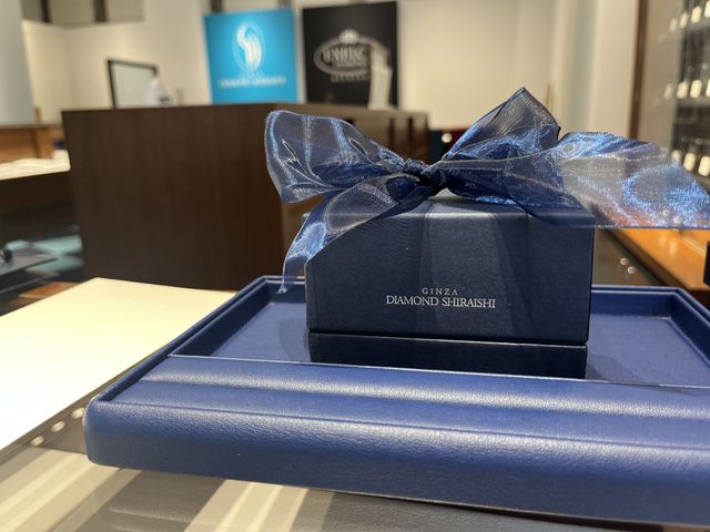 ボックスです。
丁寧にリボンで結んでいただきました。