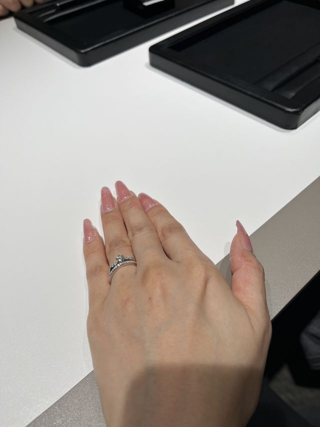 婚約指輪との重ね付けでの撮影です