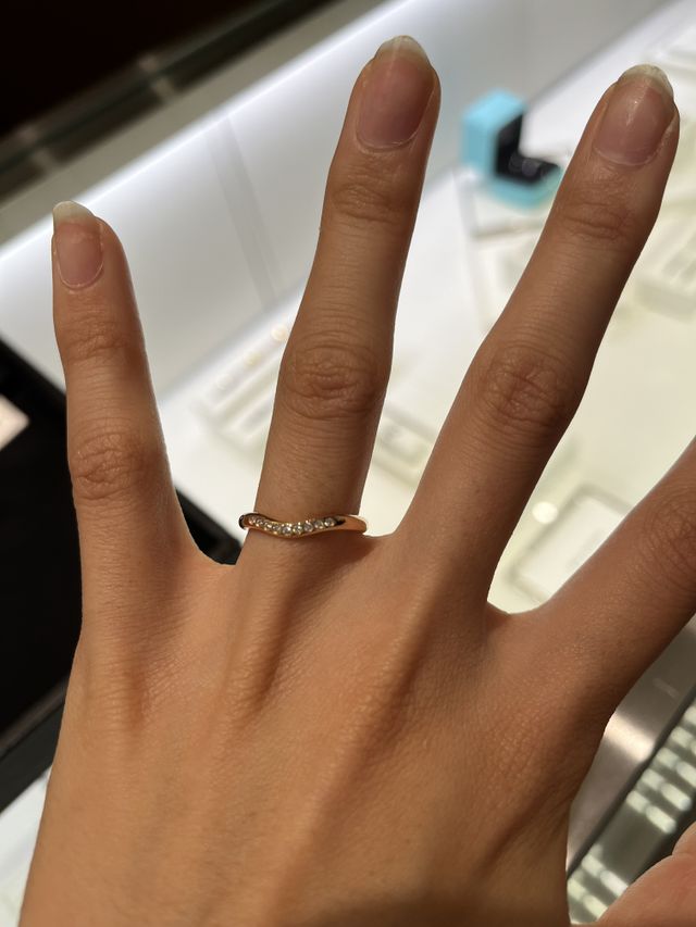 形がv字型になっていて可愛かった。指が細く見える効果がある。