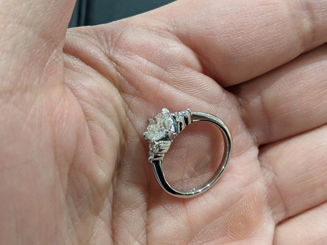 1Cダイヤとダイヤ6つがまわりにあり合計1.17C。