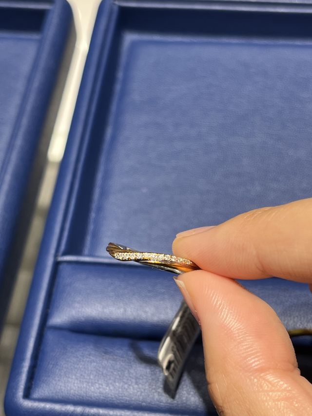 ゴールドのウェーブリング