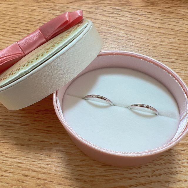 結婚指輪です。女性用にはシンプルにダイヤが1つあります。