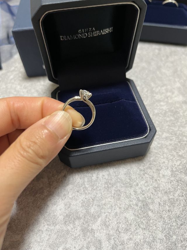 サイドからもダイヤが綺麗に見えることが決め手でした。