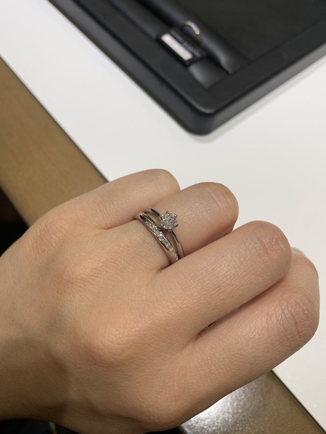婚約指輪と重ね付けでも素敵です