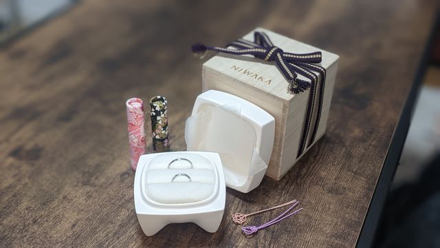 結婚指輪と、有料の俄オリジナル桐箱
