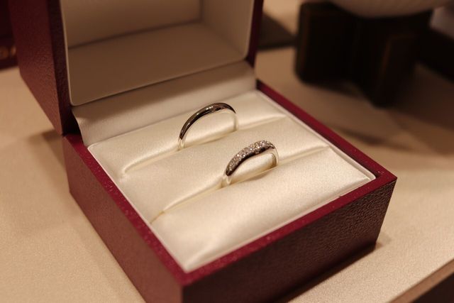 夫は同じデザインの石なしの指輪を購入しました