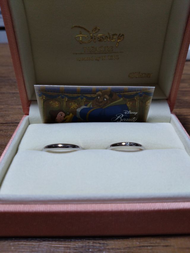 美女と野獣をモチーフにした結婚指輪です。