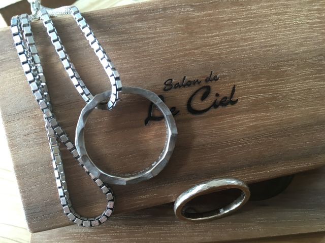 私は手に馴染む色デザインに、彼はネックレスにも出来る様に