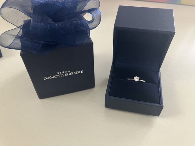 婚約指輪とその外箱です。