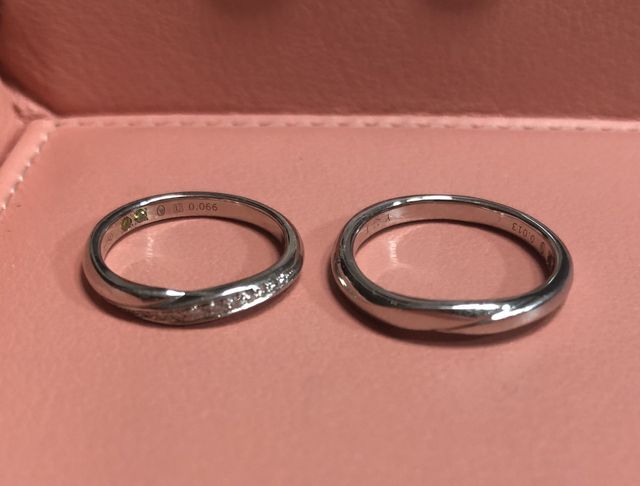 指輪の内側に石2石とイニシャルの刻印を入れてもらいました。
