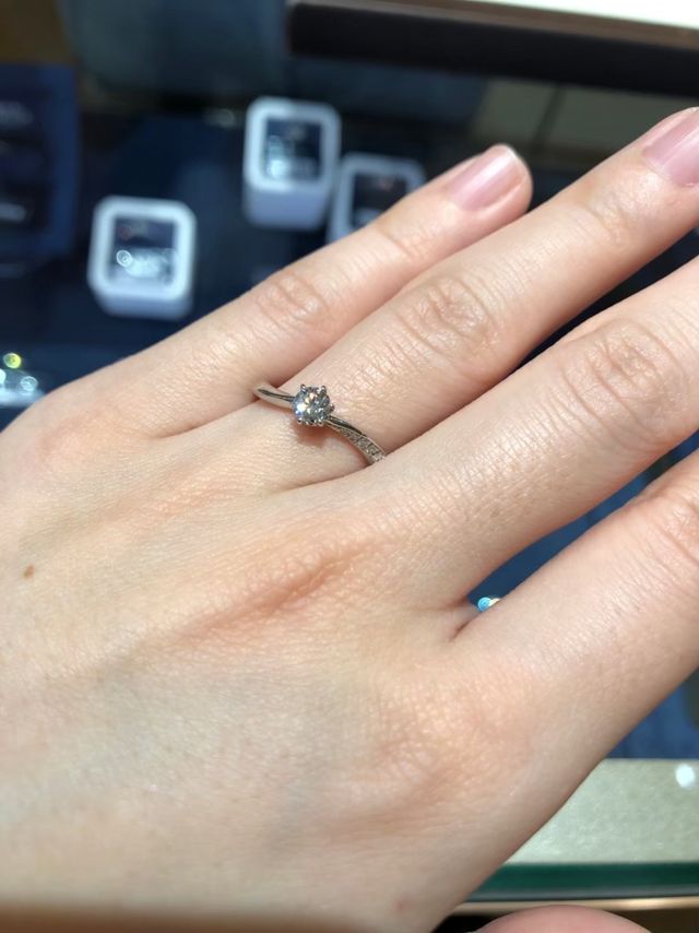 一粒ダイヤでウェーブのかかったリングを試着しました！