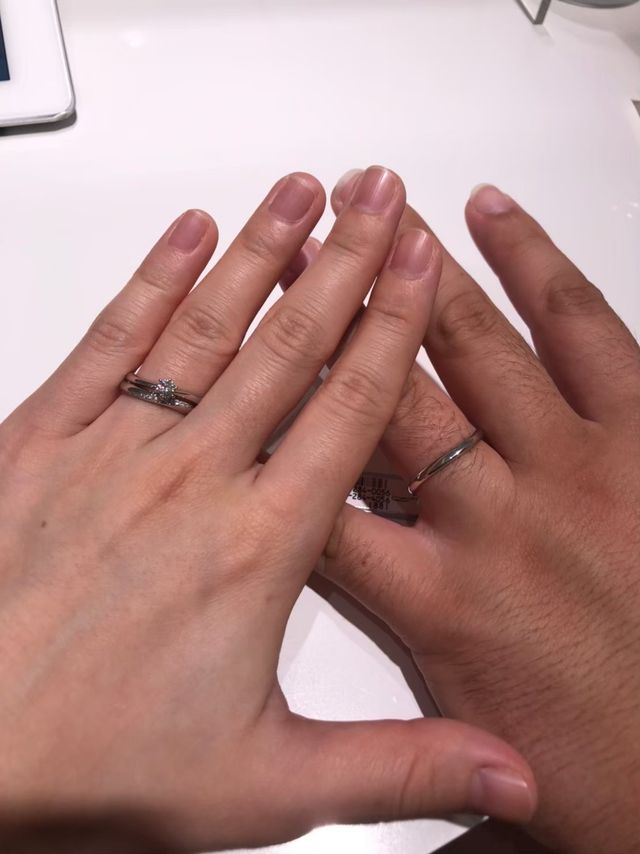 好みのデザインの結婚指輪と婚約指輪の重ね付けをしました