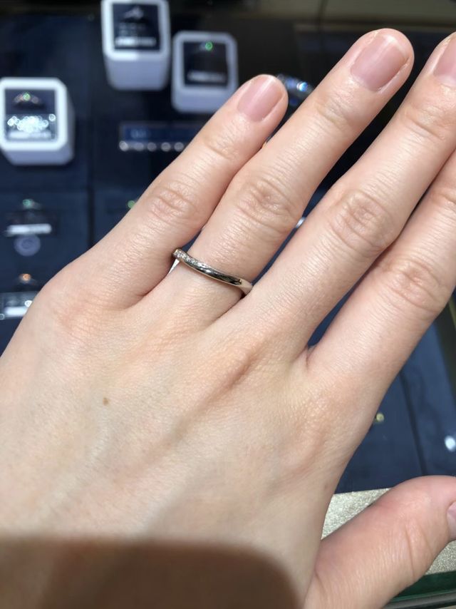 プリべ石川さんで気に入った婚約指輪と相性のいい物を試着
