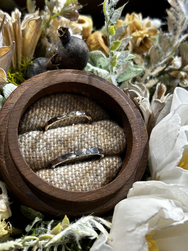 プラチナとピンクゴールドのつちめで製作しました。