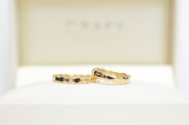 左：ミルグレイン加工＋鏡面仕上げ、右：鏡面仕上げ